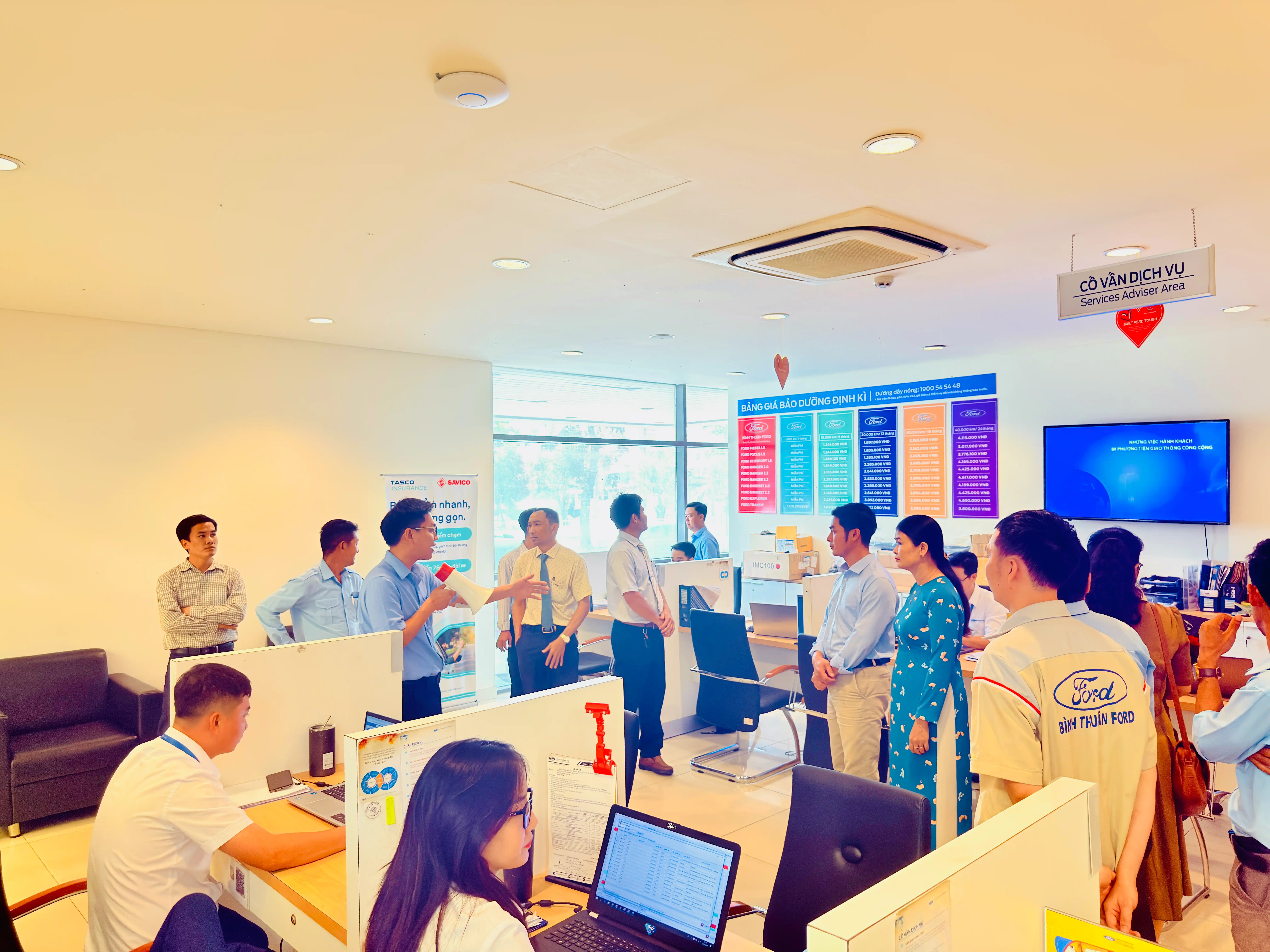 Giang vien Cao dang Binh Thuan tham quan Binh Thuan Ford