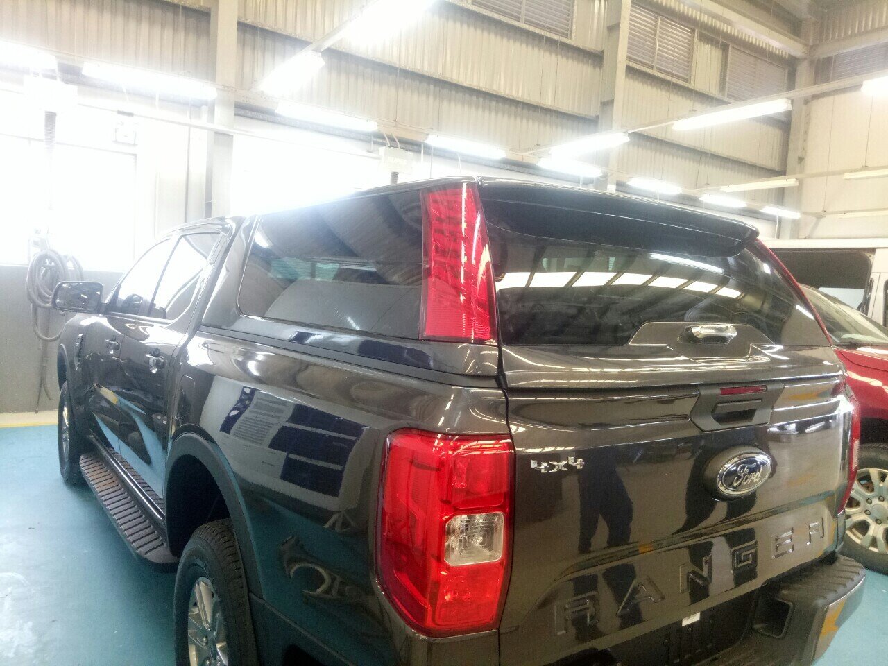 Nắp Thùng Cao Có Đèn Ford Ranger Raptor