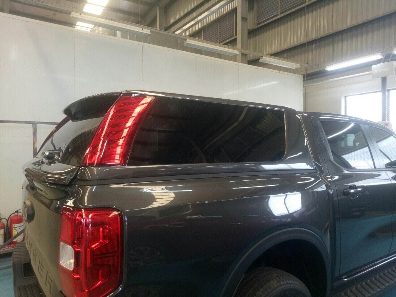 Nắp Thùng Cao Có Đèn Ford Ranger Raptor