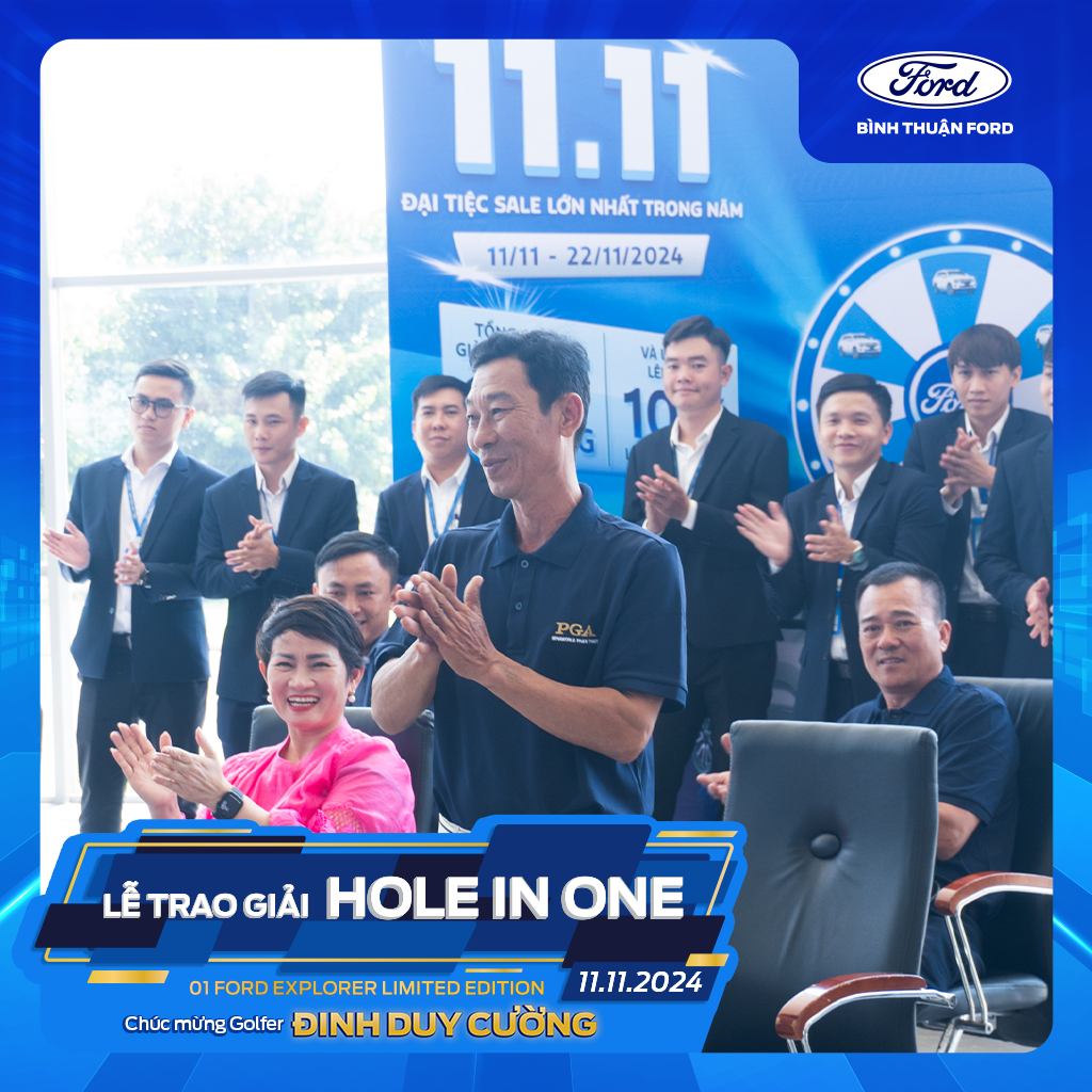 Golfer Đinh Duy Cường trong buổi lễ nhận xe Ford Explorer